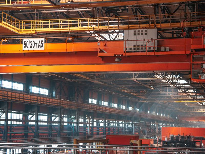 Overhead travelling cranes above the floor of an engineering hall